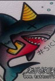 Моделот со тетоважи со тетоважи со ајкули ја споделува шоуто за тетоважи