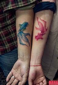 par roka nekaj vzorca tetovaže z zlatimi ribami