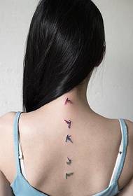 симпатична девојка Убава тетоважа тетоважа на 'рбетот