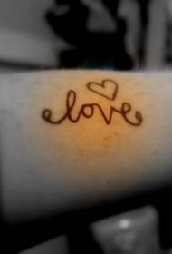 bras simple mot d'amour coeur image de tatouage