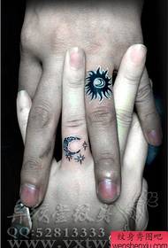 Finger mote par sol og måne tatovering mønster