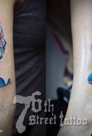 par uzorak tetovaža kitova u boji