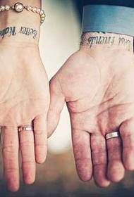 rankos anglų poros tatuiruotės modelis