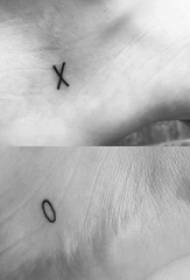 pāri potītēm uz melnām ģeometriskām vienkāršām līnijām Tetovējuma angļu valodas alfabēta attēli