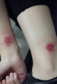 lite friskt og vakkert kirsebærblomst par tatoveringsbilde