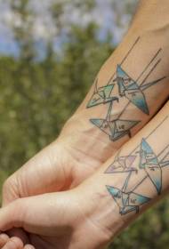 käsivarsi symboloi rakkauden rakkautta paperinosturin tatuointikuviota