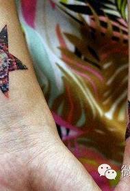 egy sor csillag tetoválás tetoválás működik