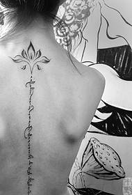 La columna vertebral de la niña flaca es muy prominente en los tatuajes ingleses
