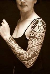 en gruppe totem-tatoveringer som tilhører skjønnheten