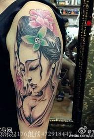 Намунаи tattoo зебоии geisha рангубор