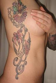 sexy heal-neaken skientme elegante blom wynstok tatoeage foto