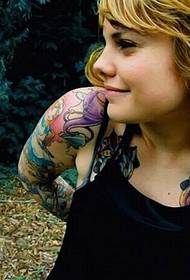 Imagen de tatuaje tótem dominante de hombro fragante de belleza extranjera