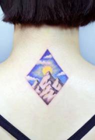 back neck Tattoo ສາວກັບຄືນໄປບ່ອນຄໍດ້ວຍຮູບເພັດແລະຮູບພູເຂົາ