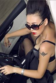 Appréciation d'image de tatouage sexy de modèle de voiture de beauté Leng Yan