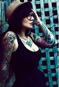 ārzemju skaistums seksīgs šarms burvīga personība tetovējums bildes attēls