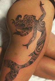 weiblech Säit Hip an Oberschenkel Mermaid Totem Tattoo Bild