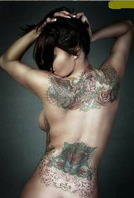 Uvažavanje tetovaža golih seksi žena
