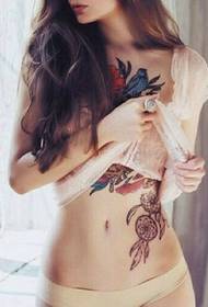 keindahan panas seksi dengan tato bunga yang indah