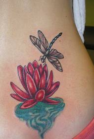een prachtig tattoo-patroon met libellen dat vrouwen leuk vinden
