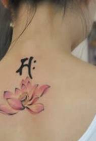 Lotus-tatuointi älykkäällä kauneudella