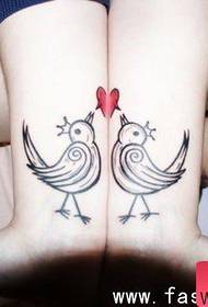 Tatuaje de brazo de pareja de patrón de tatuaje clásico