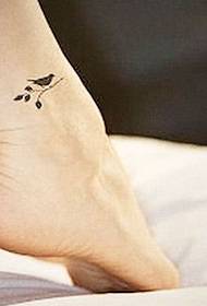 Kvindelig personlighed mode sort fugl tatovering mønster