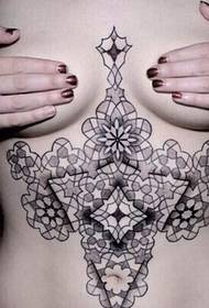 kvinne brystet sexy totem tatovering