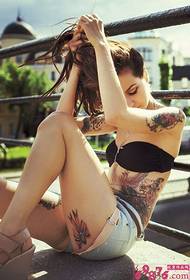 Sob o sol, garota mostra personalidade tatuagem