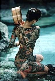Poza de tatuaj de fată nud japoneză făcută de râu