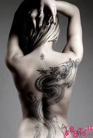Grožio pilna nugaros dominuojanti drakono tatuiruotė