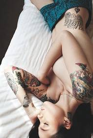 Tatuajeak maite dituzten neska sexy horiek