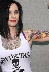 Бринета девојка која носи тетоважа