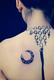 Prosty i świeży tatuaż na ramię z księżycowym totemem
