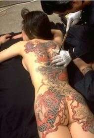 Gyönyörű lány teljes meztelen sárkány alak tetoválás minta képet
