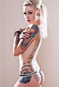 Слика модне дјевојке тетоважа узорка