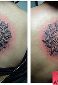 Patrón de tatuaje de sol de marca de espalda