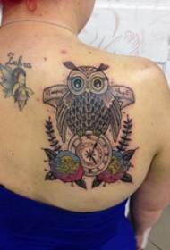 tatuazh i shpinës vajzën e shpatullave të pasme të luleve dhe figurën e tatuazhit të owl