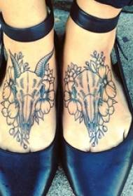 hình xăm chân cô gái trên mu bàn chân của hoa và hình ảnh động vật xương