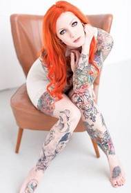Μια ζεστή και σαφής φωτογραφία τατουάζ κορίτσι