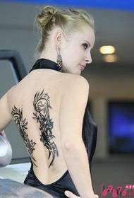 Koketiranje lijepe totemske tetovaže