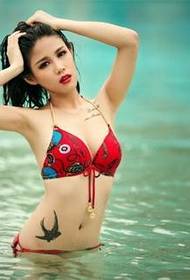 szexi vörös ajkak szépségét a tengerparti tetoválás fénykép