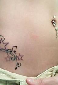 meitenes brīnišķīgais piezīmju tetovējuma raksts
