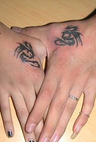 Paro tatuaje ŝablono: klasika mano paro totem drako tatuaje ŝablono bildo