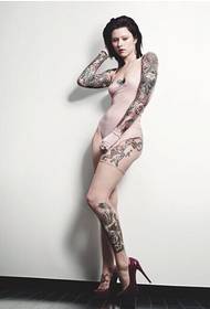 sexy oorheersende meisie tatoeëerpatroonfoto