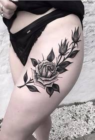 sexig svart tatueringsskönhet och blommatatueringsmönster från Matt