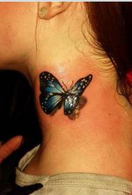 ženka poput prekrasnog uzorka tetovaže leptira