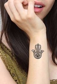 egy csoport lányoknak tetszik a Fatima keze tetoválása