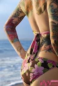 Kaindahan bikini nunjukkeun tato kapribadian