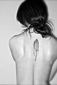 šviežia ir graži plunksnų tatuiruotė ant nugaros