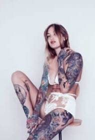 Сексуальная группа иностранных женщин модели татуировки красоты фотографии признательность